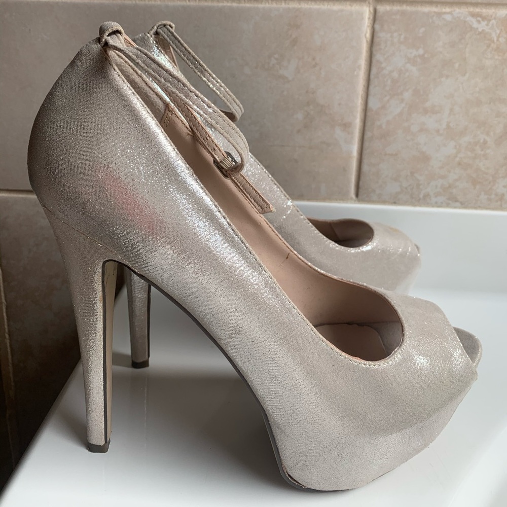 Peep toe heels! Perfect for wedding season 😊